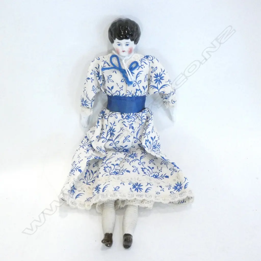 MINIATURE VICTORIAN CLOTH DOLL WITH PORCELAIN HEAD H. 220MM Image 1++
